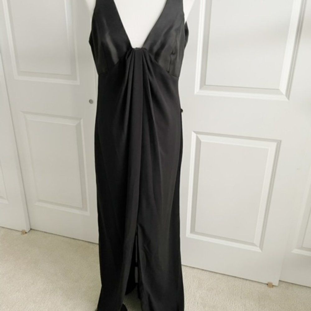 Vera Wang White Long Black Gown Dress With V-neck and front Slit Size 12
